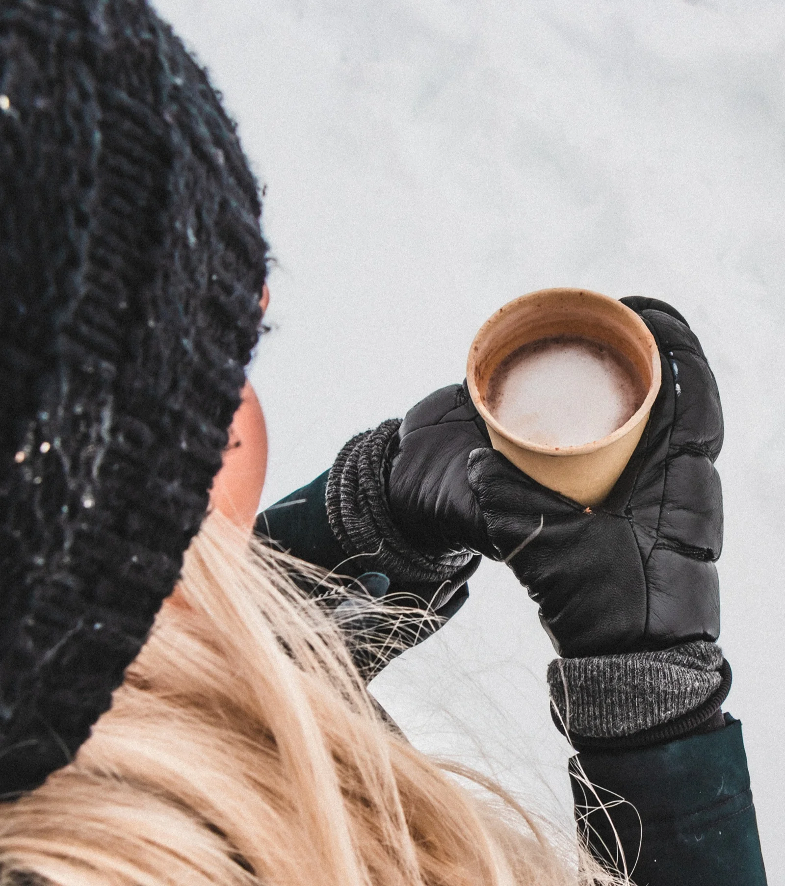 Image d'une femme avec un chocolat chaud entre les mains