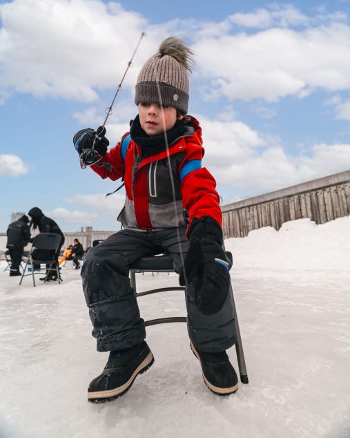 petit garçon qui pêche un poisson