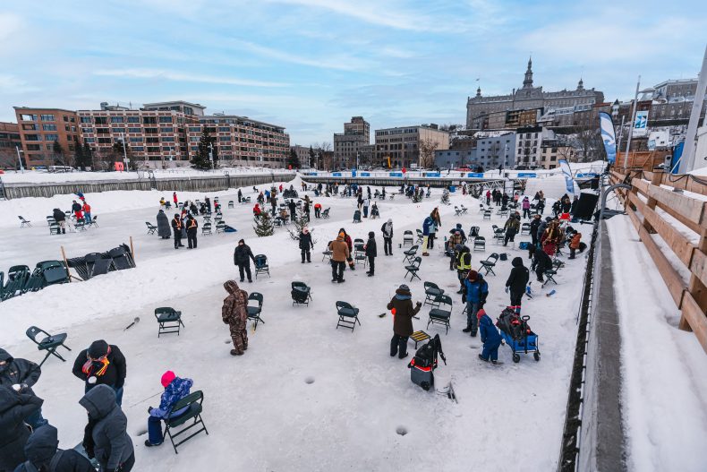 vue d'ensemble sur le site du Village Nordik lors d'une journée achalandée